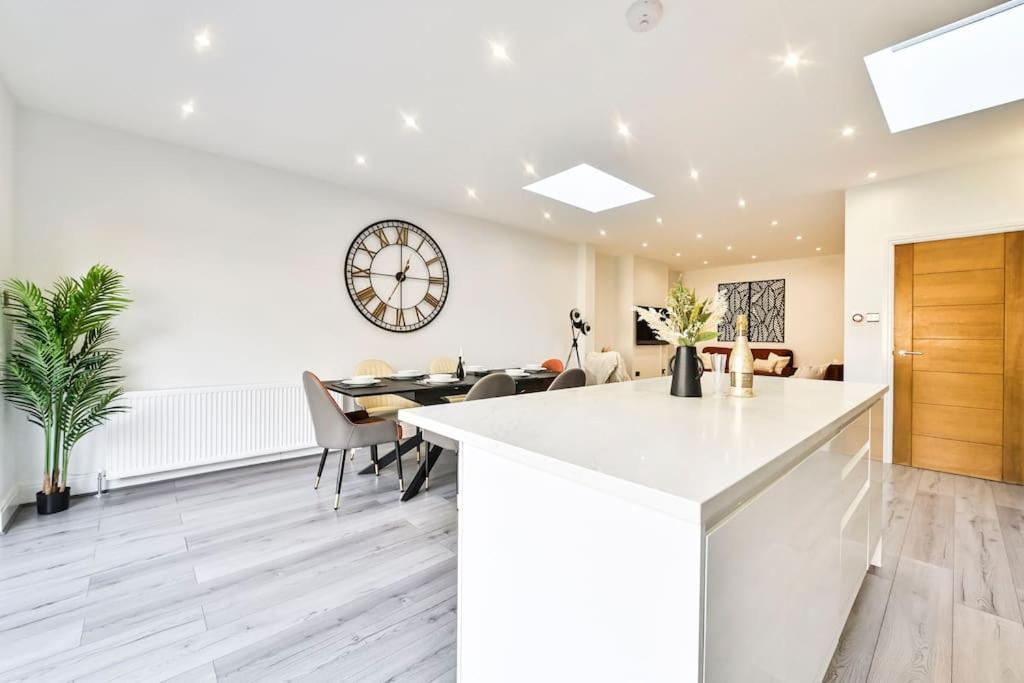 House With Garden Next Wembley Stadium Free Parking Londra